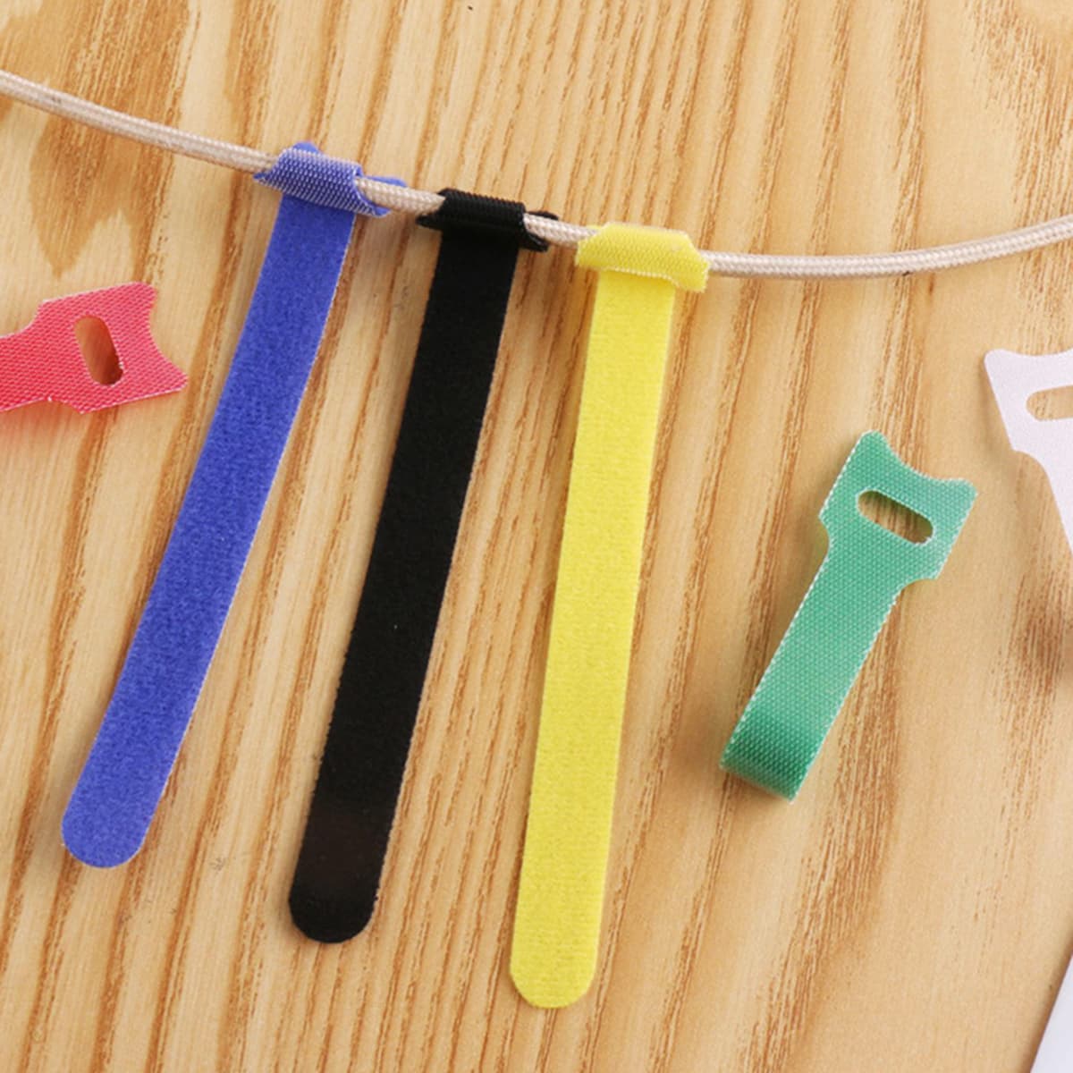 Dây quấn cáp sạc, tai nghe, chuột, bàn phím, cáp tín hiệu, dây điện - Băng gai chống rối tiện dụng nhiều màu dài 12cm - 10